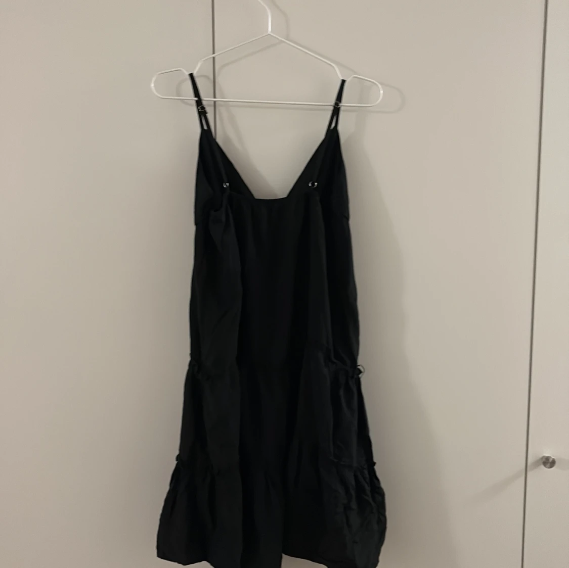 Svart volangklänning med smala axelband - 2