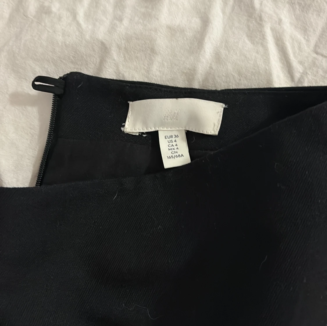 Svart kortkjol från H&M, strl 36 - 1