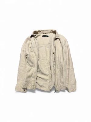 Beige overshirt från J.Lindeberg - Säljer en stilren beige overshirt från J.Lindeberg. Jackan har dragkedja framtill, klassisk krage och långa ärmar. Den är i storlek M men den passar även för S. Bara att höra av sig vid frågor!🙌