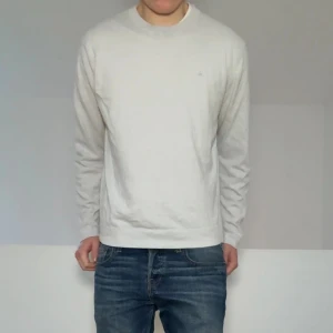 Vit J.Lindeberg tröja - Säljer en sjukt fet vit tröja från J.Lindeberg. Strl L och sitter som M. Tröjan är i bra skick därmed inga defekter. Hör gärna av er vid frågor eller funderingar!!