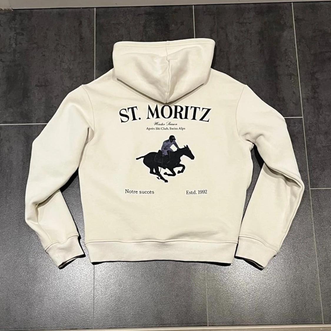 Notre Succès St.Moritz crémefärgad hoodie