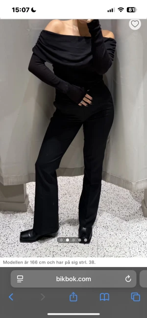 Svarta flare kostymbyxor från Bikbok - Snygga svarta kostymbyxor från Bikbok i modellen Vilma Flare. Byxorna har mellan hög midja, vida ben med bootcut.