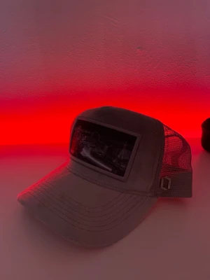 One cap  - One cap.En schysst grå färgad keps.Inga defekter pga knappt änvänd.