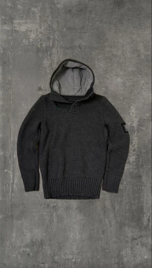 Superdry cardigan  - En extremt snygg grå Superdry cardigan i väldigt bra skick! Storlek S! Använd fåtal gånger! 