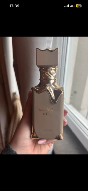 Lattafa Eclaire lyxig parfym - Snygg och trendig parfym från Lattafa med namnet Eclaire. Perfekt för dig som vill sticka ut med en exklusiv flaska i samlingen. Passar dig som gillar att testa nya dofter och vill ha något unikt på hyllan.