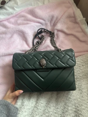 Kurt geiger väska  - Supeeersnyyyyggg väska från Kurt geiger, passar till så många färger och outfits, och är så rymlig💕 Bästa väskan verkligen!!! 