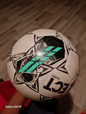 Select Icon fotboll - Säljer en Select Icon fotboll i vitt, svart och grönt med autograf av zlatan 