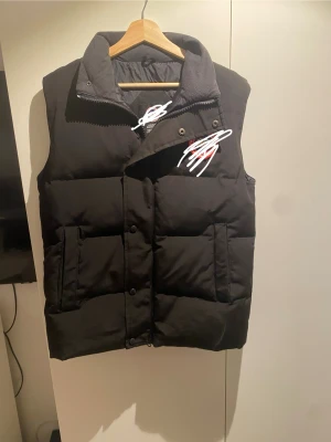 Fet svart väst från CG - Svart fet väst. Kan skicka alla möjliga bilder privat så bara skriv. Pris går att diskutera. Byten kan även tas👍