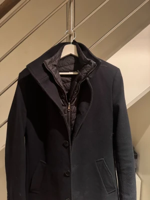 Rock - Mörkblå rock i ull från Bruun & Stengade. Utmärkt skick, riktigt snygg nu i vintern. Kommer med en snygg innerväst som går att ta av. Hör av er vid frågor! 😄