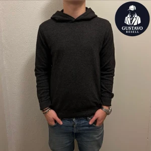Oscar Jacobson hoodie - Tja. Säljer denna Kashmir/ullblandnings hoodien från Oscar Jacobson. Storlek S. Den är i extremt fint skick, utan några defekter. Tveka inte på att ställa frågor! 🙌