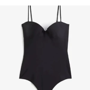 Svart hm body - Nu säljer jag den eftertraktade hm body i 80B helt oanvänd 