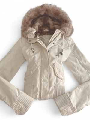 Vintage rare y2k jacka - Intressekoll på min vintage rare abercrombie & Fitch jacka i stl S. Kom med rimliga prisförslag så får jag se vad jag tycker om det. Pälsen på luvan fattas