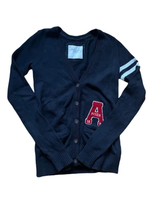 Abercrombie and fitch kofta  - Skit snygg abercrombie and fitch kofta. Mycket bra skick. Inga defekter. Om du undrar något är det bara att skriva. Pris går såklart att diskuteras