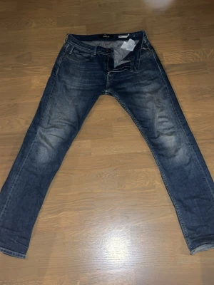 Blå Replay jeans straight fit - Hallö! Säljer nu dessa tvärfeta jeans från replay i en väldigt schön slim/rak passform. W30 men passar även dig som bör W31, och passar dig som är 175 eller längre. Jeansen har varit använda ett fåtal gånger och är i ett mycket bra skick. Köpta på carlings för 1400kr men har tyvärr inte kvar kvittot då jag har tappat bort det.  Mitt pris är 399 men är villig att sänka lite vid snabb affär. Ha det gött! 