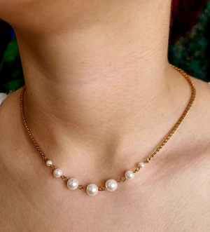 Stilfullt halsband  - Material-rostfritt stål. Liknande Maria Nilsdotters smycke.✏️Beteckningen för rostfritt stål – 201 – en lägre klass, kan reagera snabbare med vatten, parfymer och oxidera.