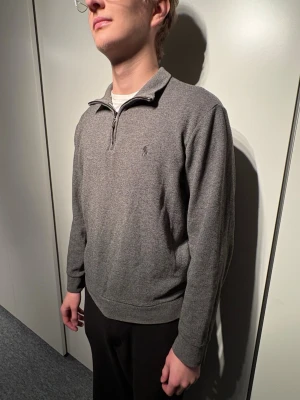 Polo Ralph Lauren Grå quarter zip  - Grå quarter zip Ralph lauren. Den är i storlek S och passar våran modell som är 175cm🤗 Den är i fint skick. Kom privat för mera info eller frågor🤩🤟🏻