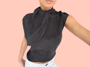 Svart sidenblus 100% silke/siden  - Så snygg och stilren blus/festtopp från det coola märket SuperTrash!! Sjukt bra kvalitet!!! Och 100% siden❤️❤️❤️❤️❤️