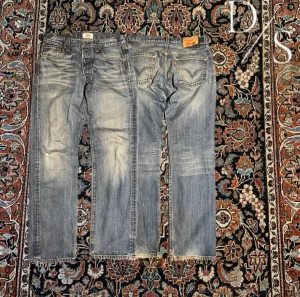 Vintage Levis 501 - Riktigt feta Levis 501 med Coola fades, bra skick inga problem. Midja:39cm längd:97cm Benöppning:19cm