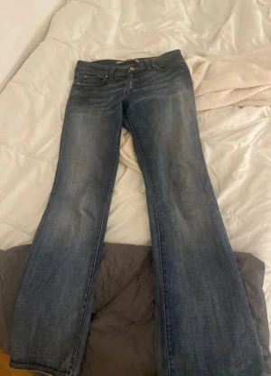 ONLY low rise flared jeans – M (trendiga - Only jeans – storlek M (motsvarar ca 38/40) Supersnygga och trendiga lågmidjade jeans med lätt utsvängd passform. Sitter jättefint och är perfekta både till vardag och fest!  Jeansen är lite använda men i bra skick. De har töjt sig lite vilket gör dem extra bekväma. Märket baktill är lite slitet (syns på bild), men påverkar inte användningen. Om ni nu vill se fler bilder så skriv bara så skickar jag de