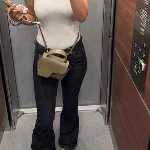 Flare jeans  - Snygga men inte min stil nypris 500