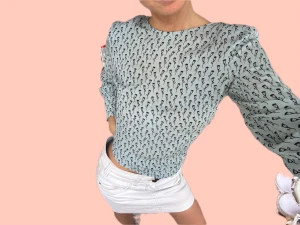 Sidenblus 100% silke/siden i ljusblå S - Vääärldens finaste fräschaste lyxigaste blus från Mayla i 100% silke/siden!!🩵🩵🩵 Storlek S