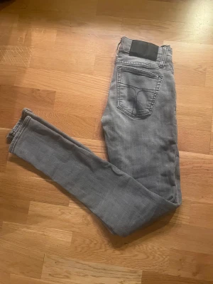 Gråa tiger of sweden jeans - Hej säljer ett par tiger of sweden jeans som sitter lite smalare. Säljer pga inte använder dem. Priset är ej hugget i sten. L32 W26 passar personer mella 150-160