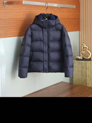 Burberry Halsby jacka - Helt ny. Senaste modellen av burberry jackan. Allt medföljer samt tag och dustbag. Vid fundering kontakta.