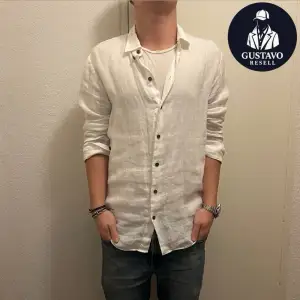 Tja. Säljer denna linneskjorta från Armani Collezioni. Extremt fint skick, inga defekter och sparsamt använd. Storlek M, nypris cirka 2000 kr. Tveka inte på att ställa frågor! 🙌
