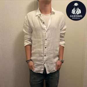 Linneskjorta - Tja. Säljer denna linneskjorta från Armani Collezioni. Extremt fint skick, inga defekter och sparsamt använd. Storlek M, nypris cirka 2000 kr. Tveka inte på att ställa frågor! 🙌