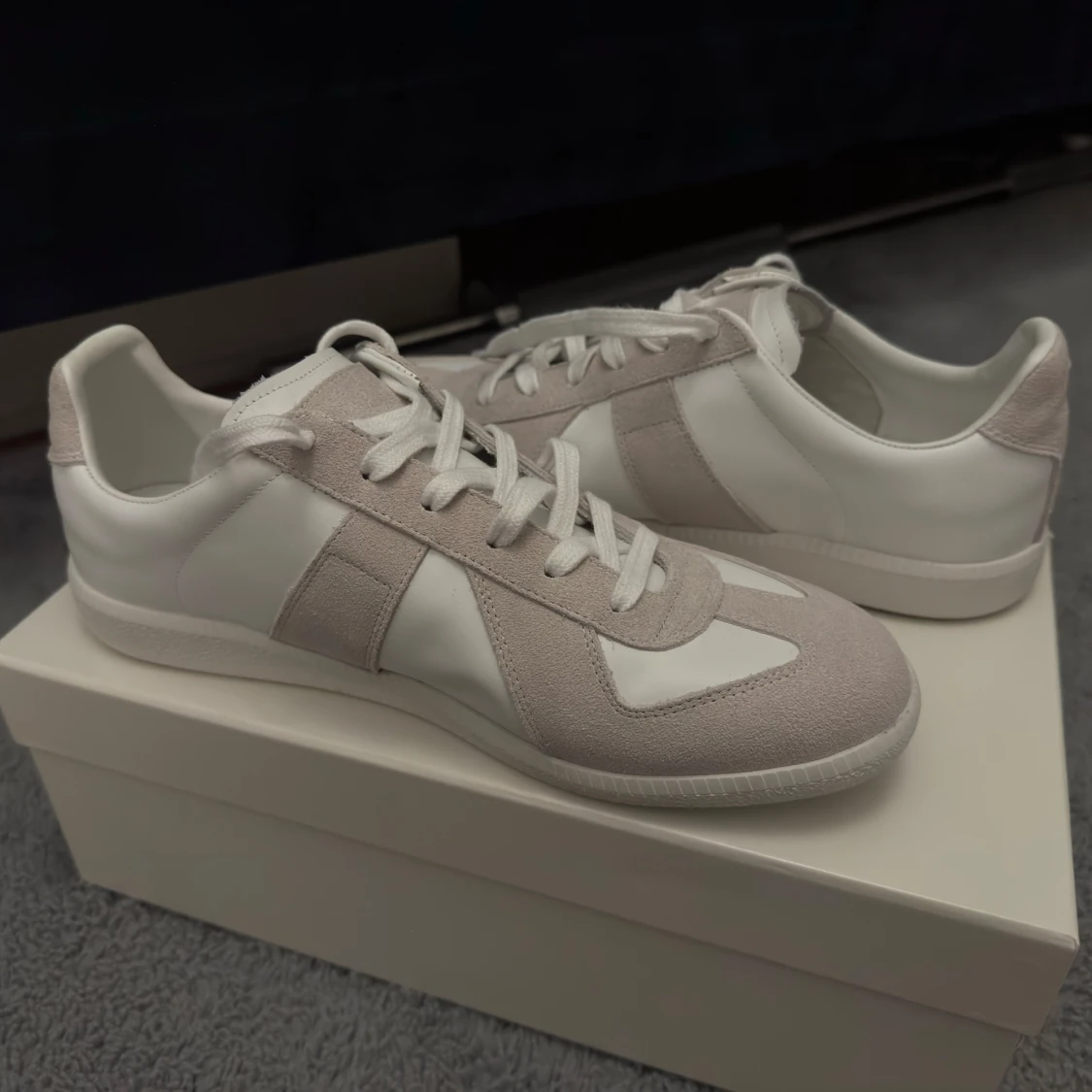 Snygga stilrena gats I vitt med ljus grå mocka! - 1