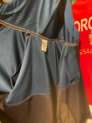 Under armour kofta - Under armour kofta blå färg. Matchas perfekt med flera stilar skön enkel simpelt ✌️😎 pris kan diskuteras.🙌🏼🙏