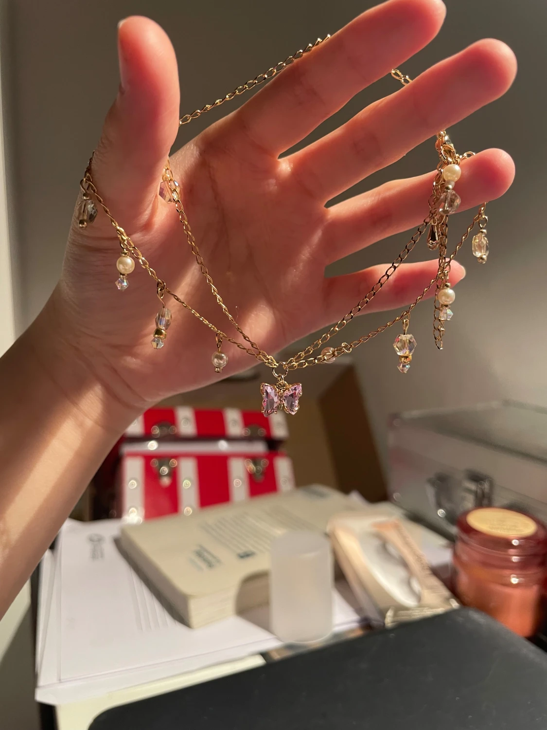 Guldig halskedja med fjäril och pärlor - 2