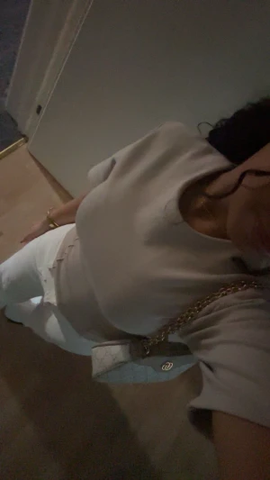 Topp - Beige topp ifrån Gina tricot som sitter åt i midjan. Storlek Xs.