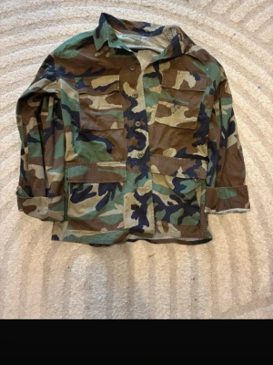 Camo overshirt  - Säljer då den är förstor! Storlek S men passar M helt felfri