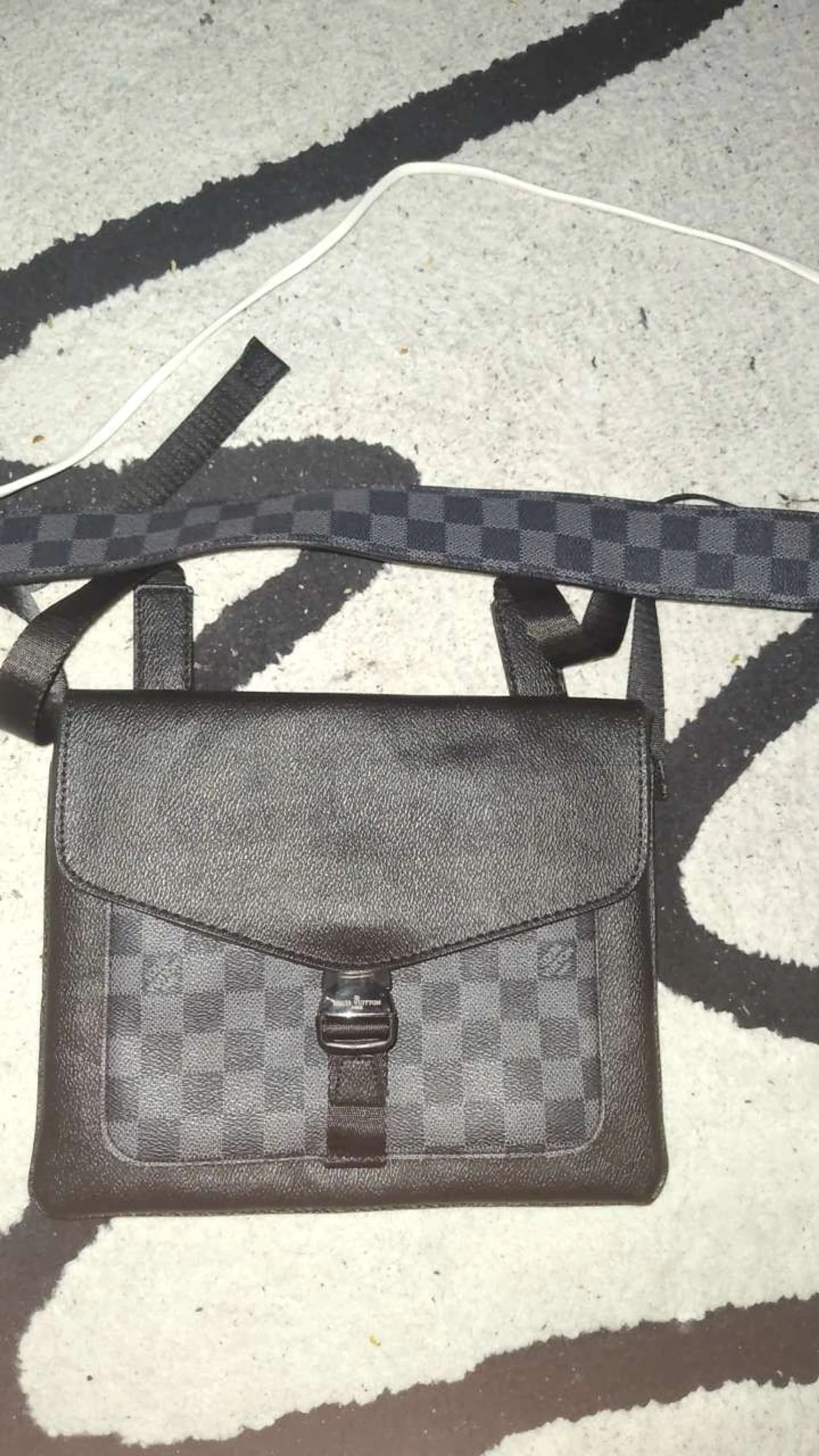 Svart axelväska rutig