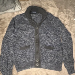 Stickad cardigan unik  - Väldigt fint skick och en perfekt tröja att ha nu i vinter. Väldigt varm och tjock. Tveka inte på att ställa frågor.