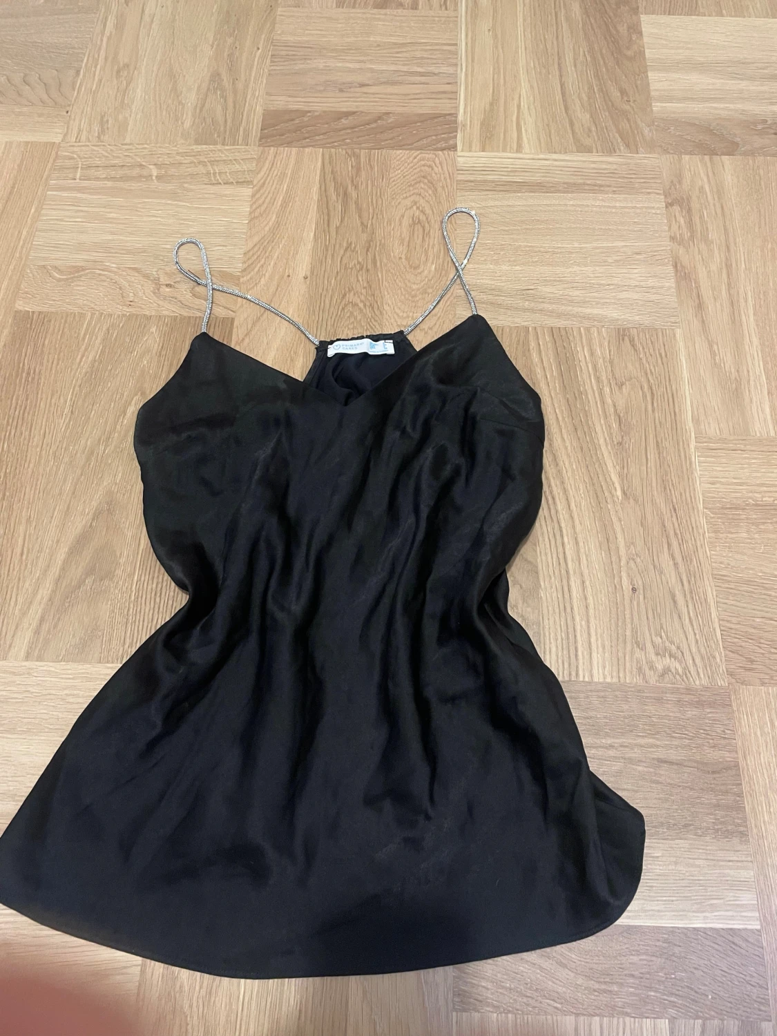 Svart linnetopp med kedjeband