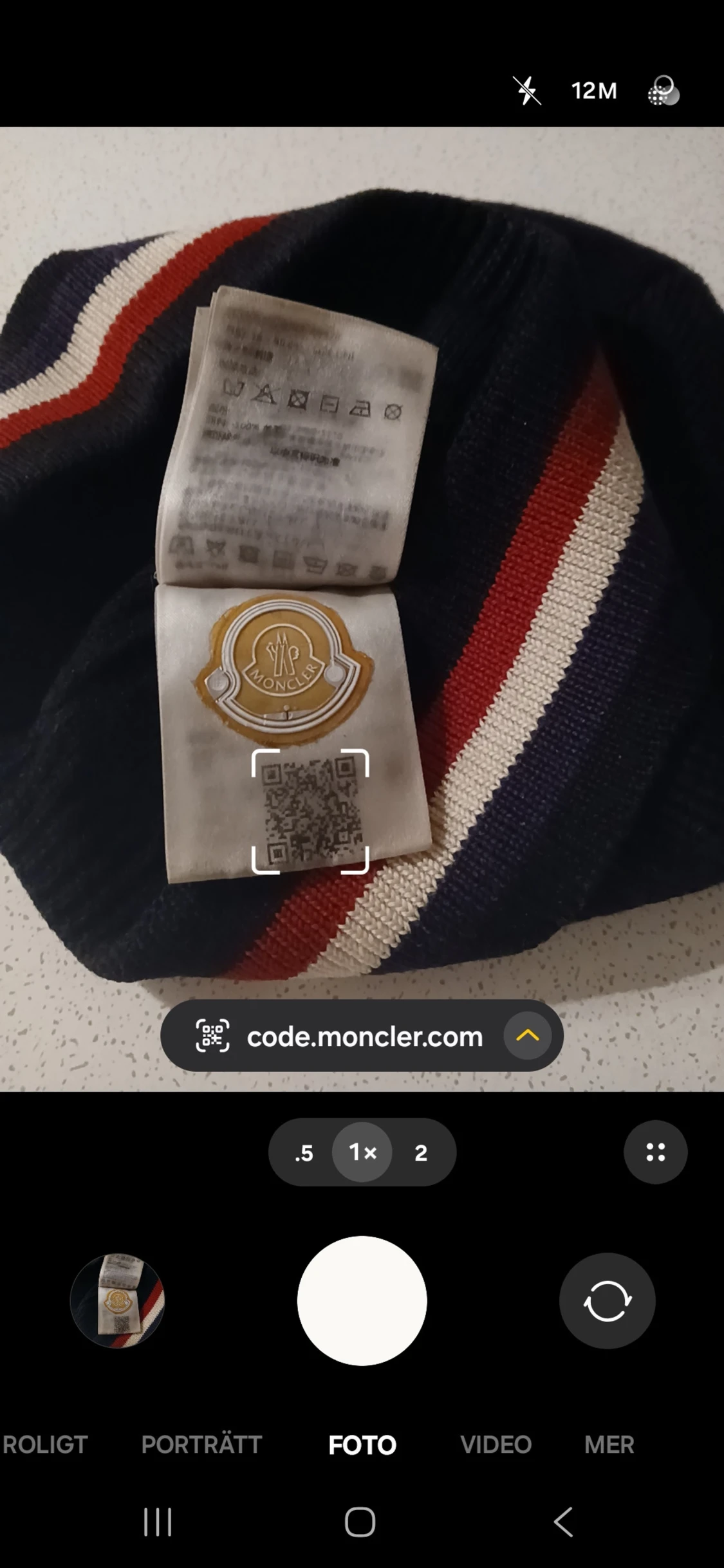 Svart Moncler mössa med ränder - 1