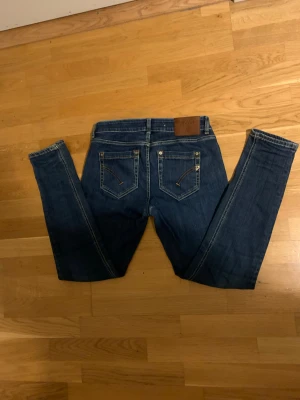 Dondup jeans strl 29 - Lite schysstare mörkblåa jeans från dondup i strl 29.        Hör gärna av er vid frågor🤔 Mvh Abbe