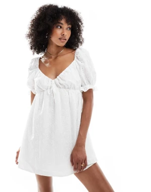 Vit kort klänning med puffärm - NY, Superfin vit kort klänning med broderade detaljer och puffärmar. NY MED PRISLAPP KVAR, från Asos. Säljer då den inte passade just mig, returresan gick ut. Storlek xs