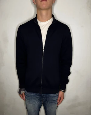 John Henric Cardigan - Strl - L | Skick - 10/10 | Nypris - ca 2000kr | Vid minsta lilla fundering är det bara att skriva🙌