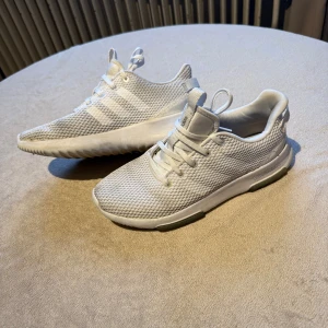 Skor Adidas - Vita adidasskor cloudfoam storlek 38 2/3. Använda men i bra skick förutom att dom blivit lite smutsiga. Mestadels använda inomhus på jobb i butik