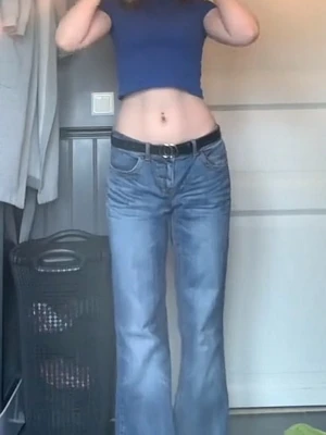 Blå baggy jeans storlek XS/S  - Säljer ett par blå bootcut jeans från med snygga slitningar och tvättade detaljer. Klassisk femficksmodell, låg midja och raka ben som går ut lite nedtill. Perfekta för dig som gillar en avslappnad och trendig look.