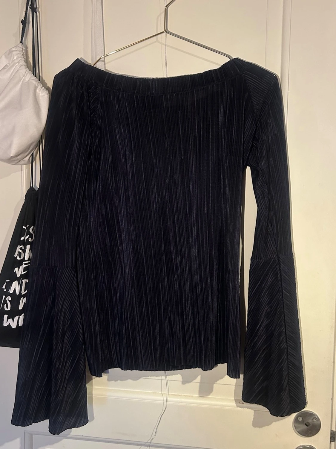 Mörkblå plisserad blus med trumpetärm - 1