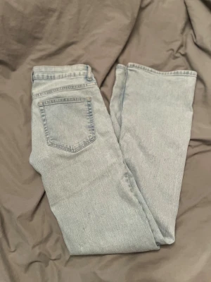 Ljusblå jeans från HM - Ljusblåa lågmidjade jeans från HM. 