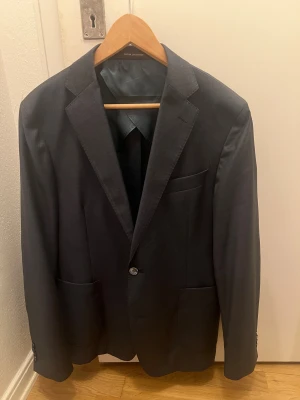 Oscar jacobson "Einar" kavaj - Helt felfri blå/grå kavaj från oscar jacobson i storlek 52. Kan skicka bild på hur den sitter på mig i dm. Nypris på en modell som denna är ca 4 tusen kr. 