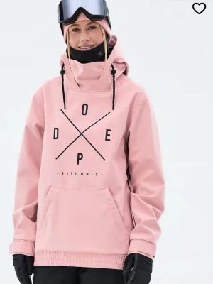 Rosa hoodie jacka från Dope med tryck - Säljer en snygg rosa hoodie från Dope med stort svart tryck på bröstet. Hoodien är använd 2 säsonger! Nypris idag 1799kr