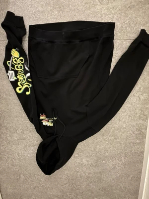 SvampBob hoodie - SvampBob hoodie Skön hoodie med SvampBob-motiv. Mjuk och bekväm, perfekt för vardagsbruk. Passar dig som gillar en avslappnad stil med lite färg och humor. Storlek M men funkar som S