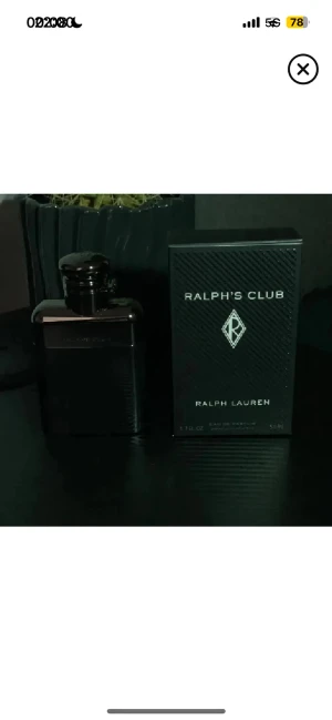 Ralph's Club Eau de Parfum 50ml - Modern parfym från Ralph Lauren med ingredienser som vetiver, lavandin, clary sage och cederträ. Flaskan rymmer 50 ml. Perfekt för dig som vill sticka ut med en stilren doft.
