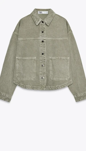 Grön jeansjacka - Säljer denna jättefina gröna jeansjackan från Zara. Den är i bra skick då den bara blev använd i nån månad. Storlek S💗